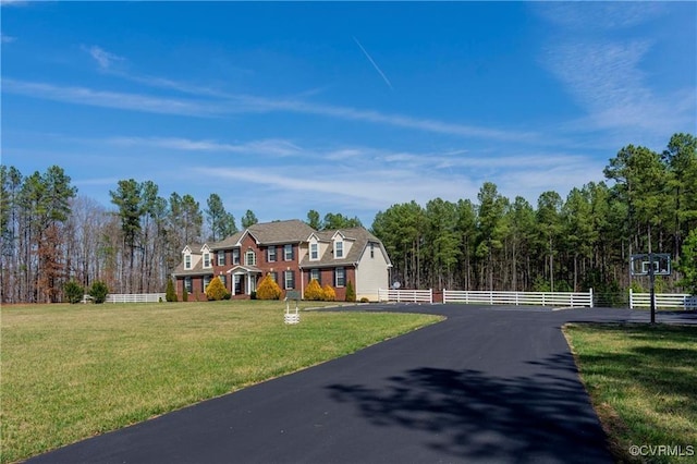 view of front of property featuring a front lawn