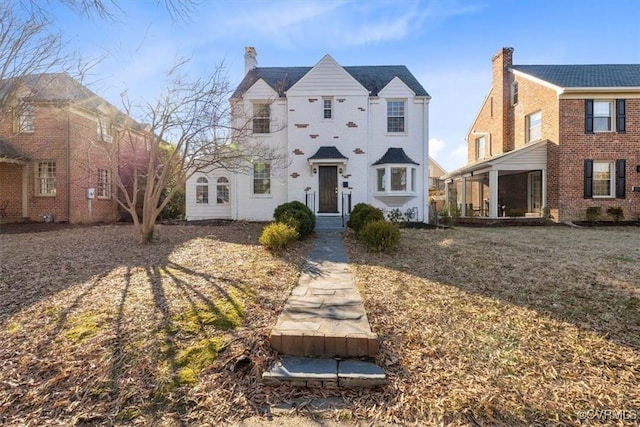 view of front facade featuring a front yard