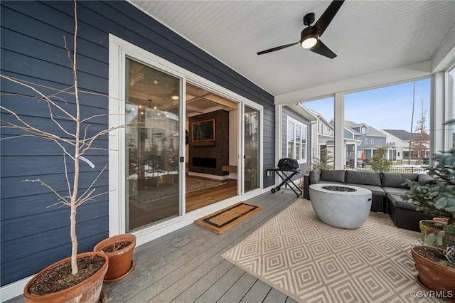 sunroom / solarium with a ceiling fan