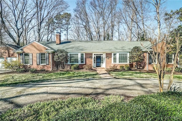 single story home with a front lawn