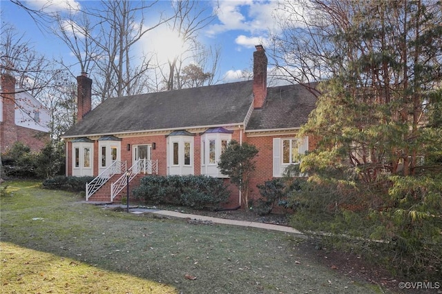 view of front of property with a front lawn