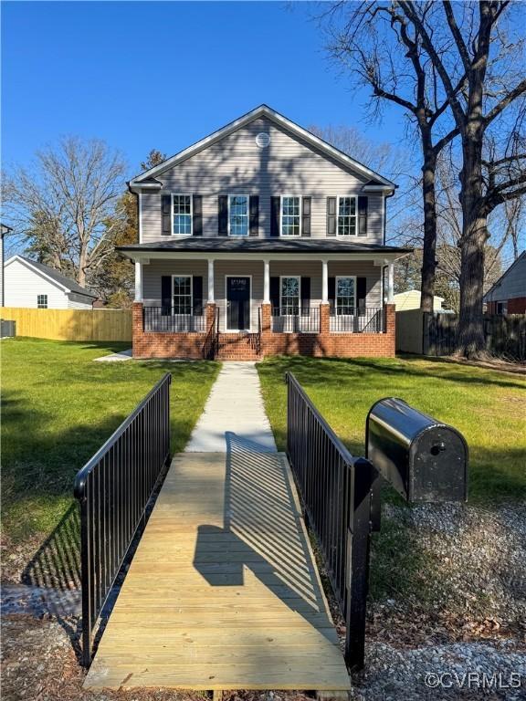 view of front facade featuring a porch and a front lawn