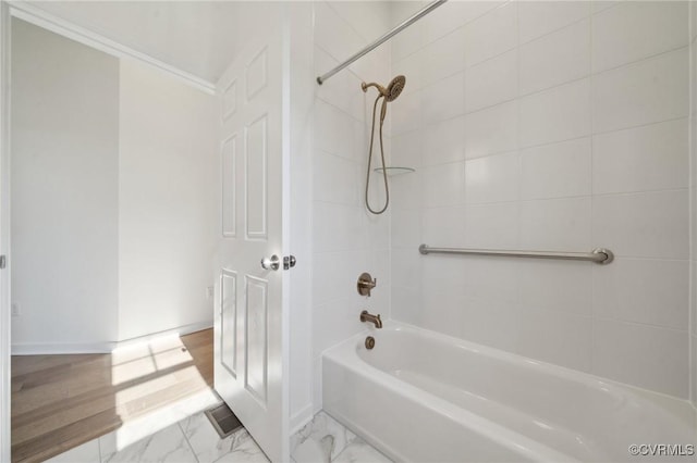 bathroom featuring tiled shower / bath combo