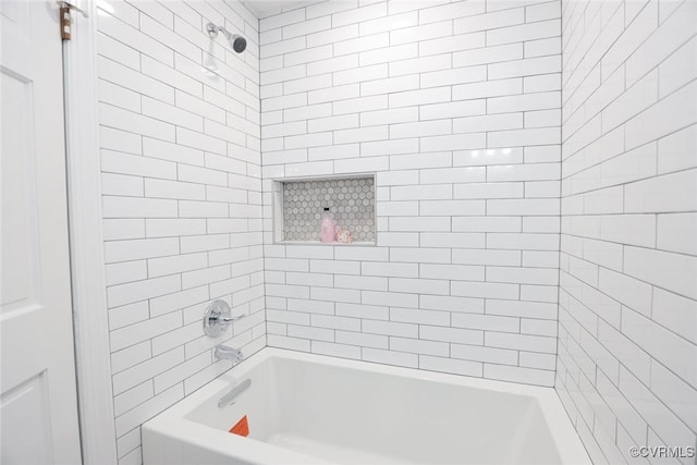 bathroom featuring tiled shower / bath