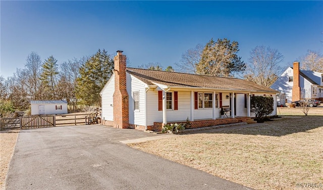 view of front facade with covered porch and a front yard