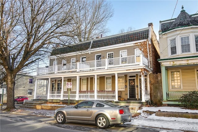 view of front of property featuring a balcony