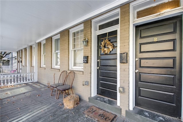 property entrance featuring a porch