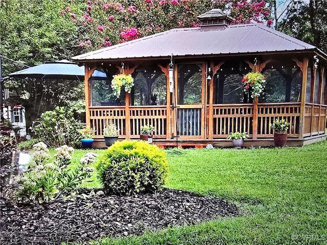 view of front of house with a front lawn