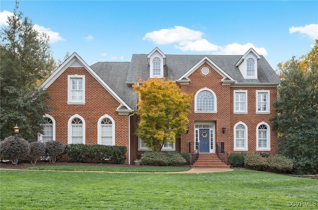 view of front facade featuring a front lawn