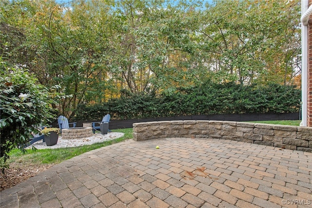 view of patio with a fire pit