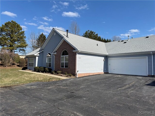 view of front of home featuring a garage and a front yard