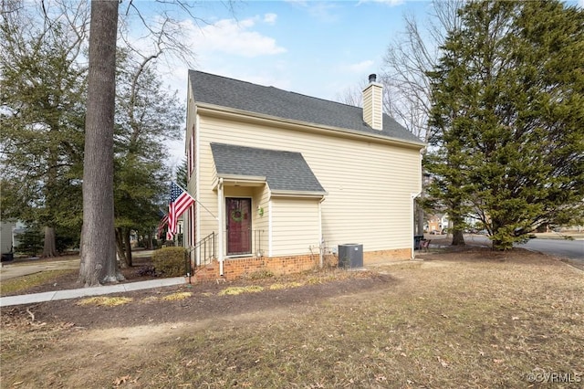 view of front facade featuring a front yard and central AC unit