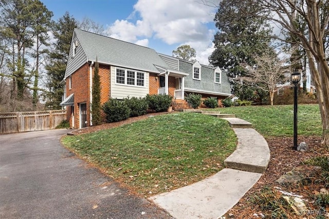 view of front of home featuring a front lawn