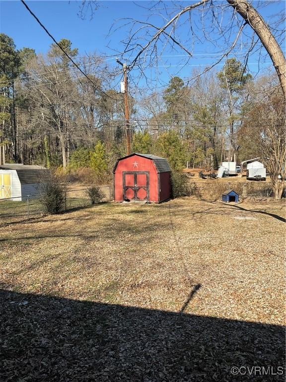 view of yard featuring a storage unit