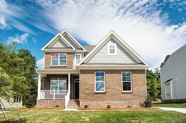 craftsman inspired home with a front lawn and a porch