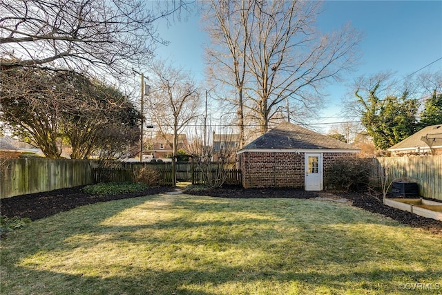 view of yard featuring an outdoor structure