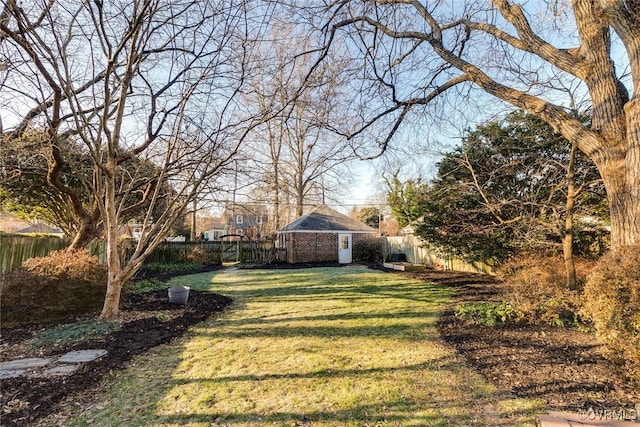 view of yard featuring an outdoor structure