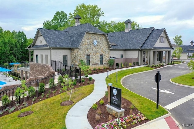 view of property's community featuring a lawn