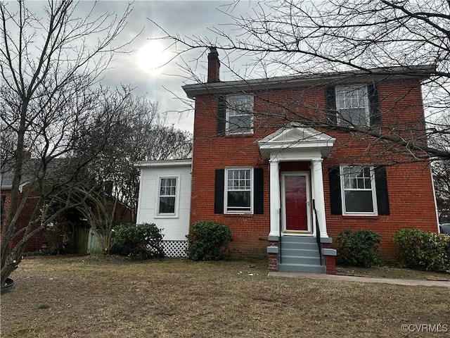 view of front of property featuring a front yard