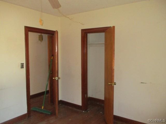 unfurnished bedroom with ceiling fan and a closet