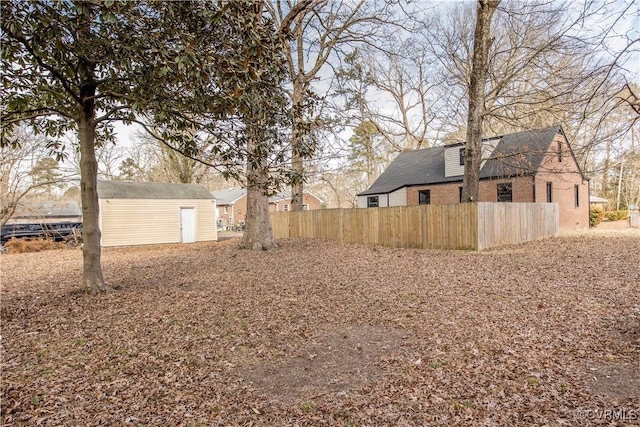 view of yard with an outdoor structure