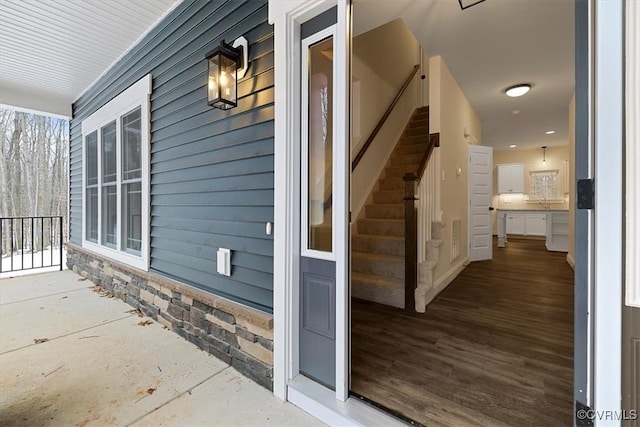 property entrance featuring a porch