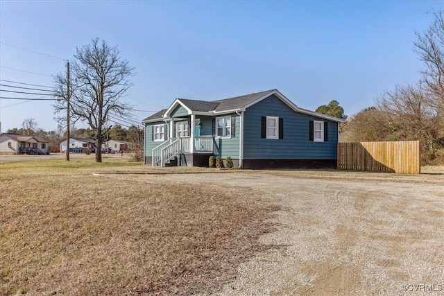 view of front of property featuring a front lawn