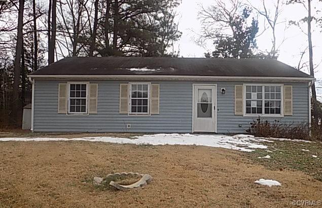 view of front of home featuring a front lawn