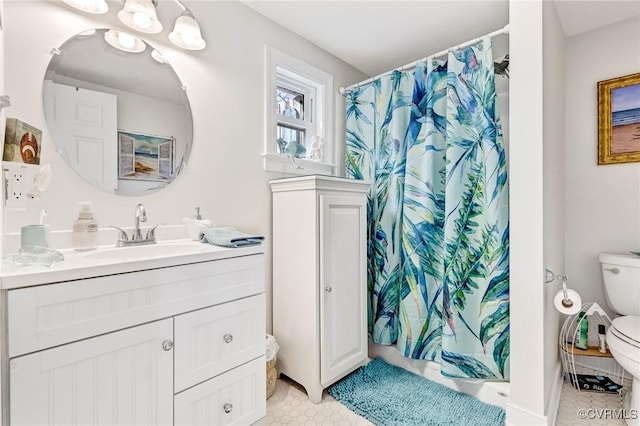 bathroom featuring a shower with curtain, vanity, and toilet