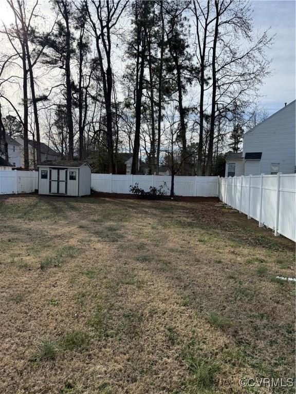 view of yard with a storage shed