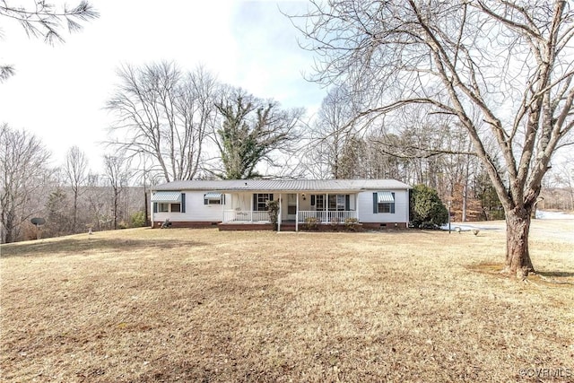 view of front of property featuring a front yard and covered porch