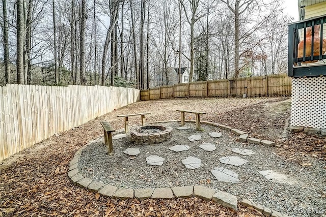 view of yard featuring a fire pit