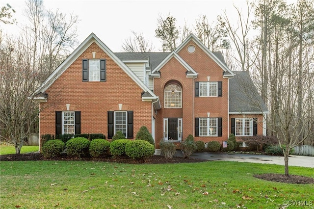 front facade featuring a front yard