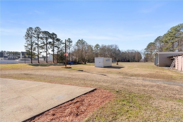 view of yard featuring a storage shed