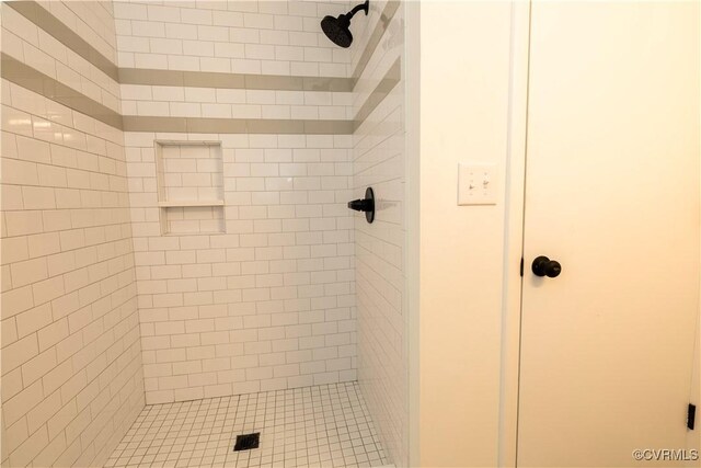 bathroom featuring tiled shower