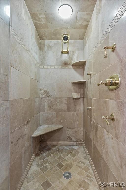 bathroom featuring tiled shower