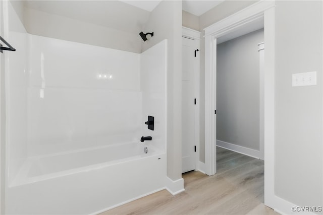 2280 Hensley Rd, Mineral, VA 23117 - full bathroom with washtub / shower combination, wood finished floors, and baseboards