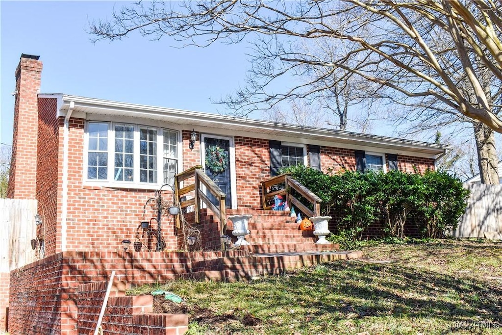 view of front facade featuring a front yard