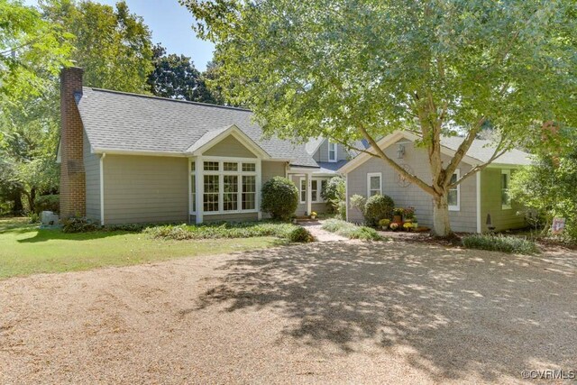 view of front of property with a front yard