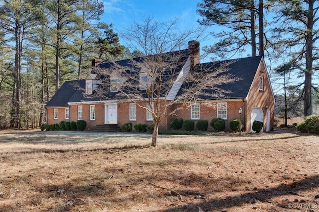 new england style home with a front lawn