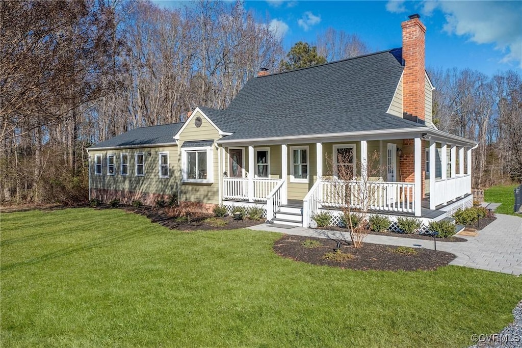 view of front of home featuring a porch and a front lawn