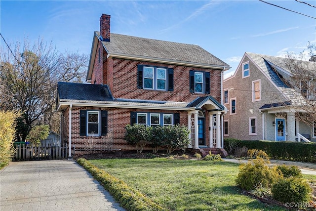 view of front of property featuring a front yard