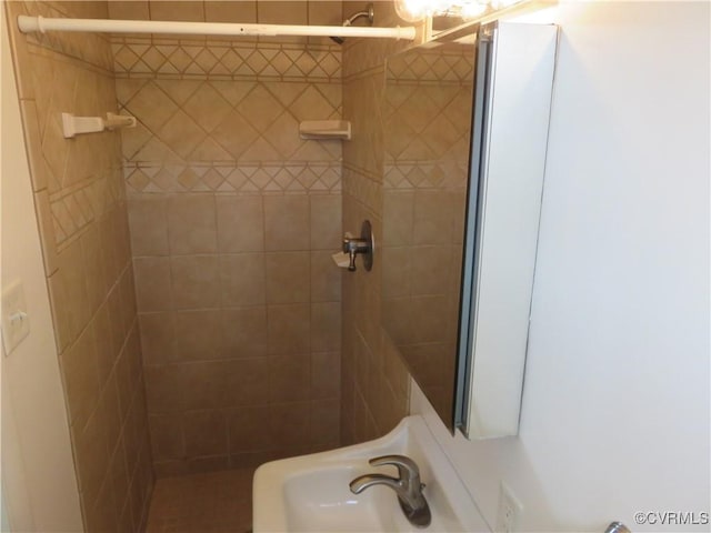 bathroom featuring sink and tiled shower