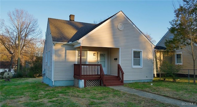 view of front of home featuring a front yard