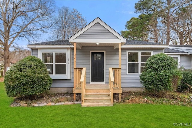 bungalow featuring a front yard