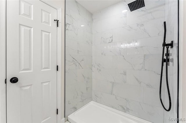 bathroom featuring a tile shower