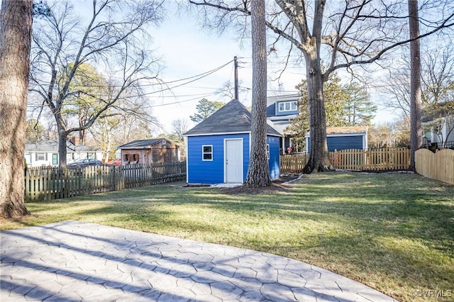 view of yard featuring an outbuilding and a patio area