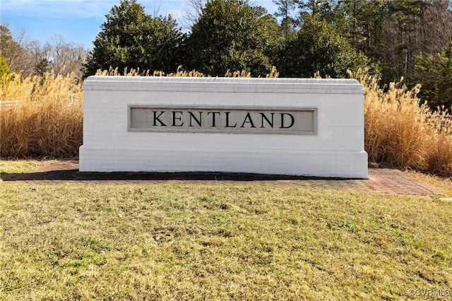 community / neighborhood sign featuring a lawn