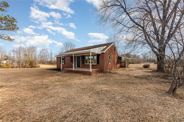 view of front of home featuring a patio area and a front yard