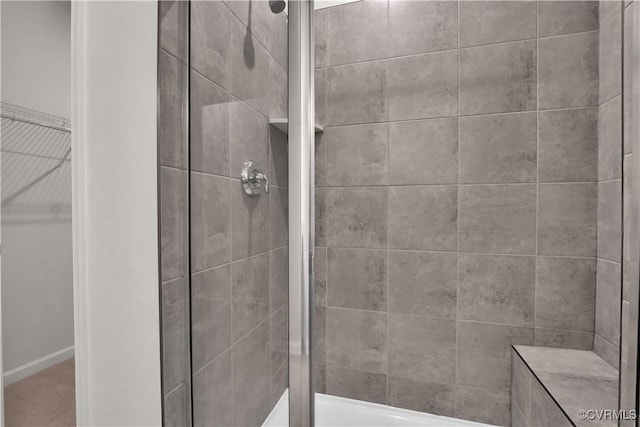 bathroom featuring tiled shower